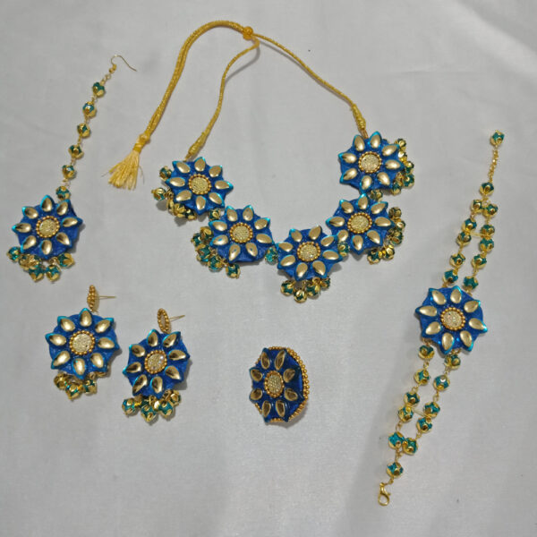 Necklace set with mangtika
